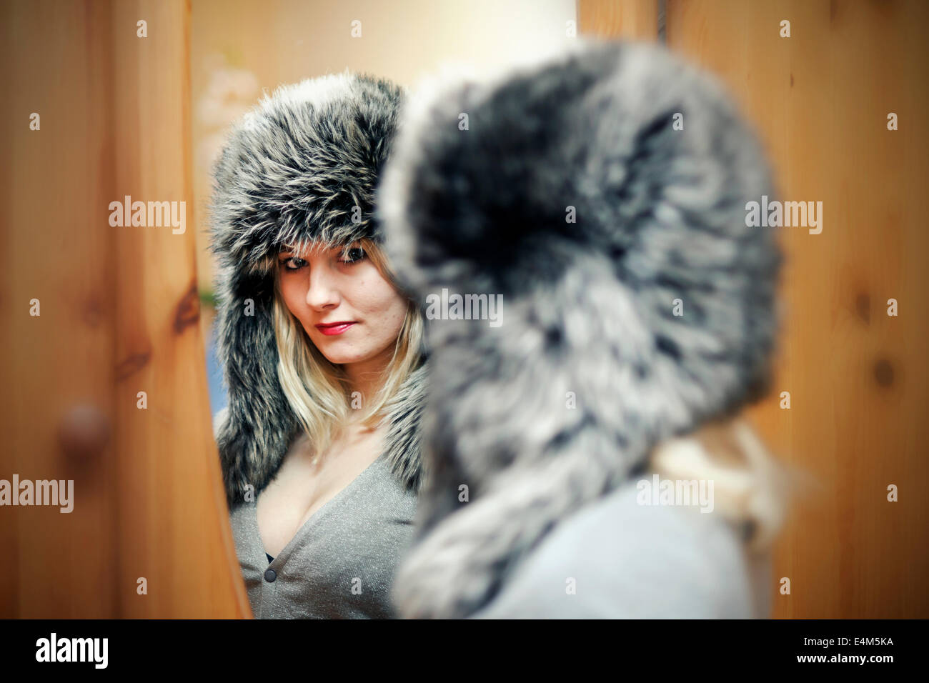 Les jeunes femmes au fur hat reflète dans un miroir Banque D'Images