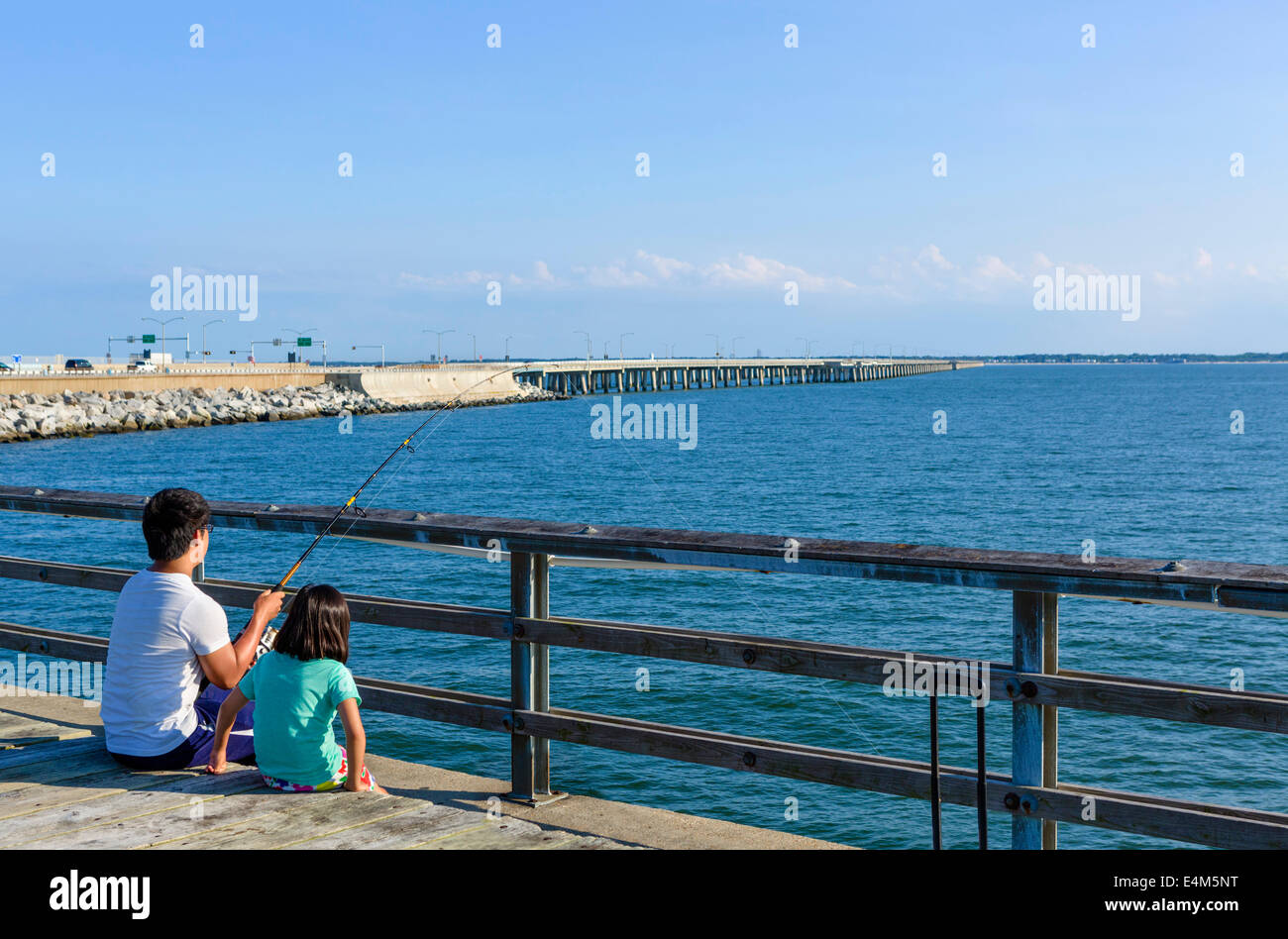 Sur la jetée de pêche Sea Gull Island, une partie de 23 mile de long pont-tunnel de la baie de Chesapeake, à l'article de bridge derrière, Virginia, USA Banque D'Images