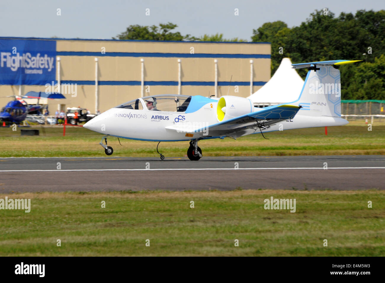 Farnborough, Royaume-Uni. 14 juillet, 2014. L'Airbus E-Fan prototype electric aircraft, mis au point par le Groupe Airbus, roulage au salon Farnborough International Air Show 14 Juillet 2014 Crédit : Martin Brayley/Alamy Live News Banque D'Images