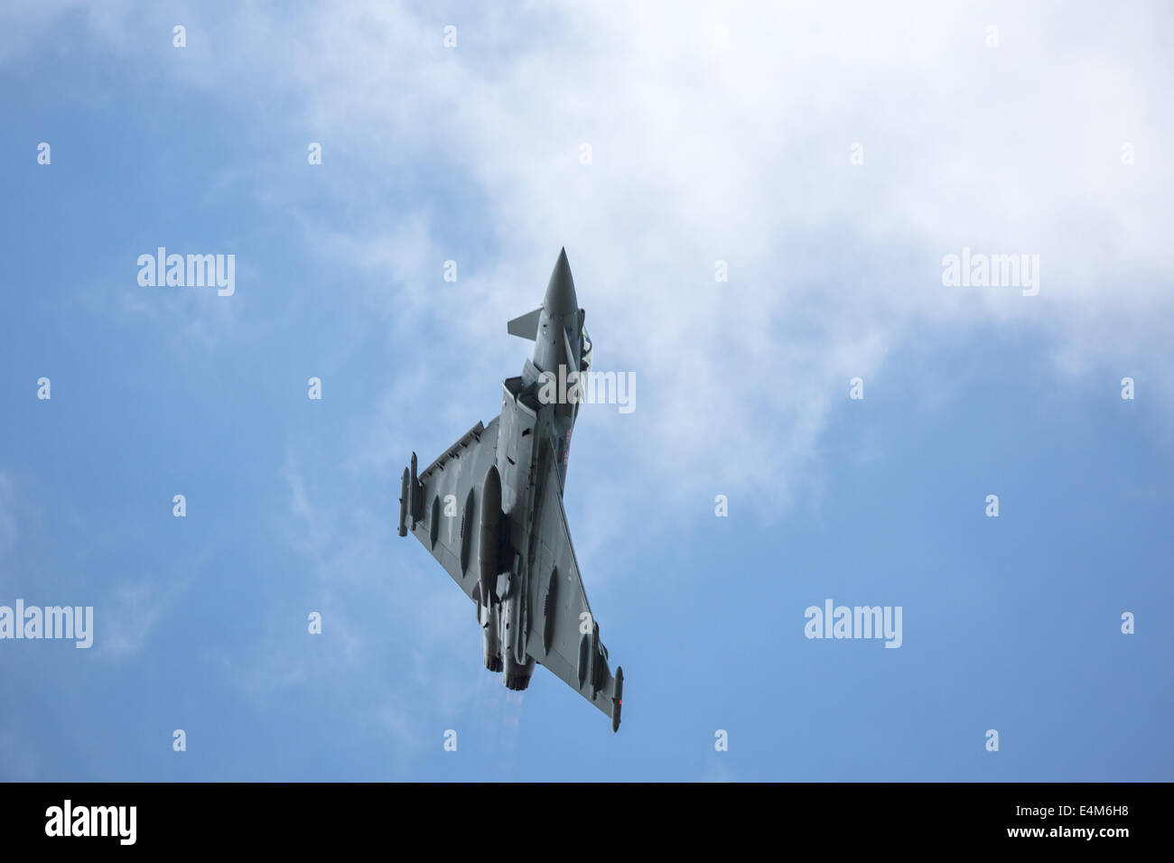 Farnborough, Hampshire, Royaume-Uni. 14 juillet, 2014. Le premier jour du Farnborough International Airshow 2014 a vu une démonstration de vol relativement court qui a pris fin avec l'Eurofighter Typhoon vu ici. Malheureusement, le F-35B STOVL jet n'est toujours pas autorisé à voler pour le premier ministre britannique David Cameron a visité le salon et ont confirmé la volonté de l'UK Crédit : Niall Ferguson/Alamy Live News Banque D'Images