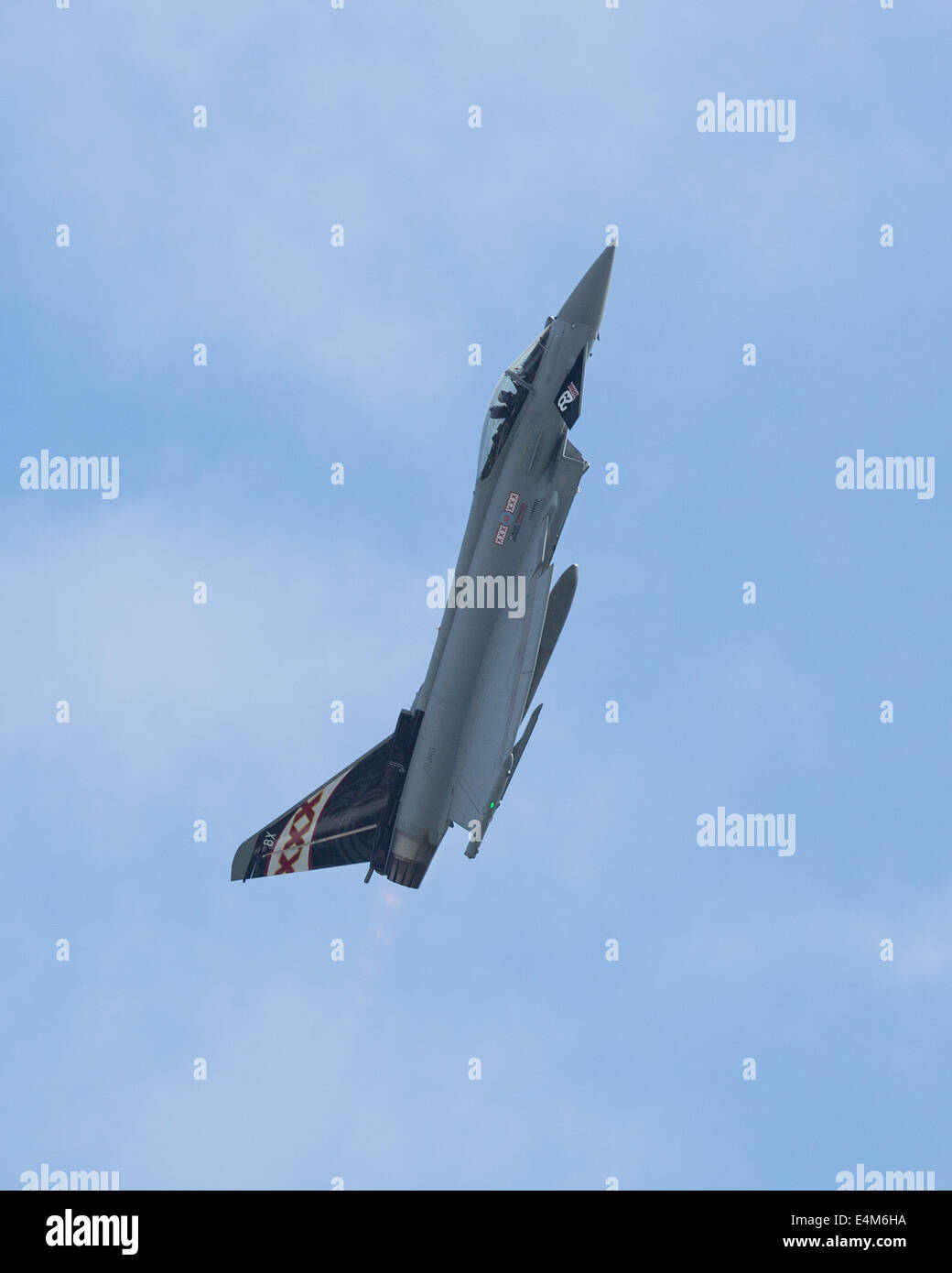 Farnborough, Hampshire, Royaume-Uni. 14 juillet, 2014. Le premier jour du Farnborough International Airshow 2014 a vu une démonstration de vol relativement court qui a pris fin avec l'Eurofighter Typhoon vu ici. Malheureusement, le F-35B STOVL jet n'est toujours pas autorisé à voler pour le premier ministre britannique David Cameron a visité le salon et ont confirmé la volonté de l'UK Aero et de la défense de droits : Niall Ferguson/Alamy Live News Banque D'Images