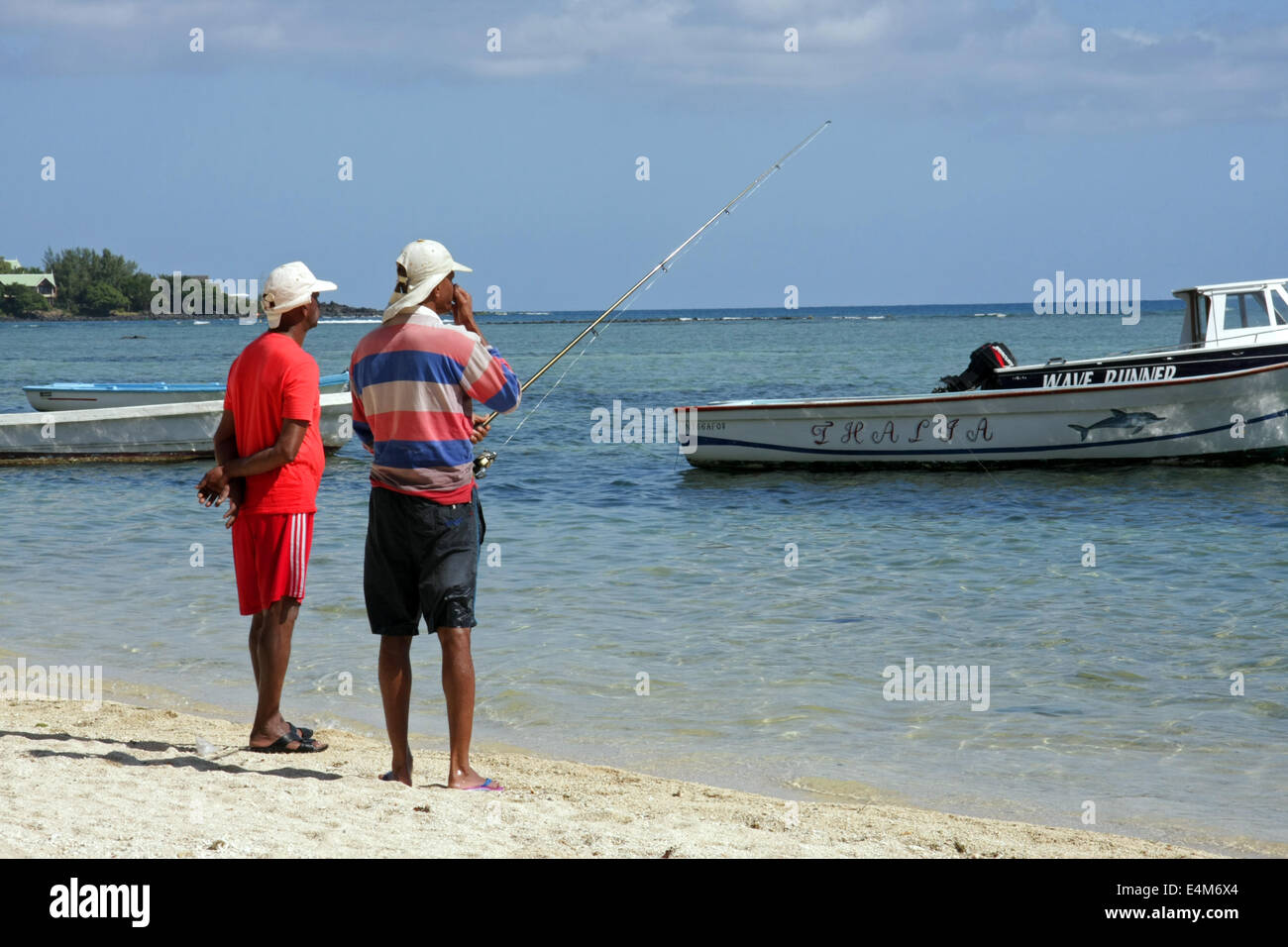 Deux pêcheur sur une plage tropicale à l'Ile Maurice Banque D'Images