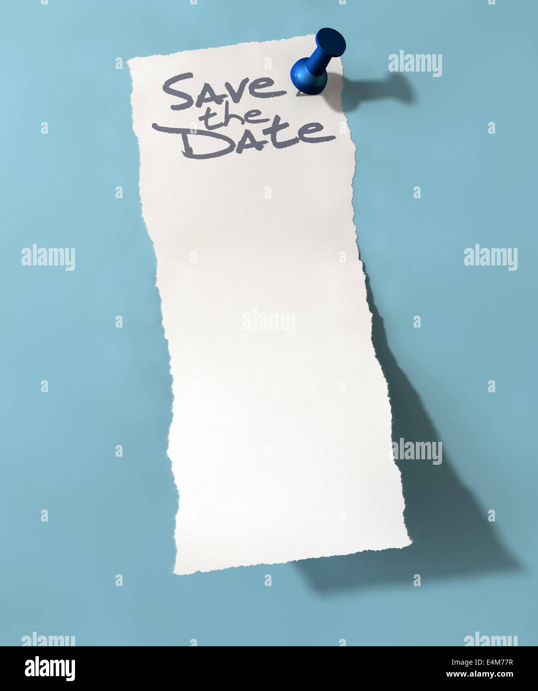 Une note qui dit blanc déchiré save the date peeling vers le haut attaché à un mur bleu isolé par un bouton poussoir bleu Banque D'Images
