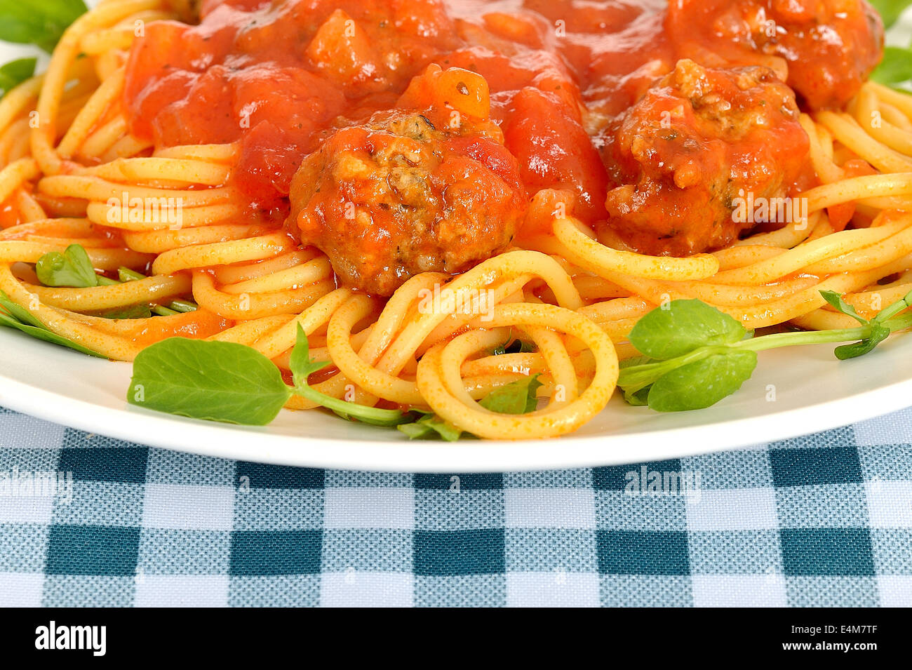 Style Italien authentique fraîchement cuit pâtes Spaghetti à la sauce tomate avec des boulettes de boeuf et de porc isolé sur un fond blanc avec aucun peuple Banque D'Images