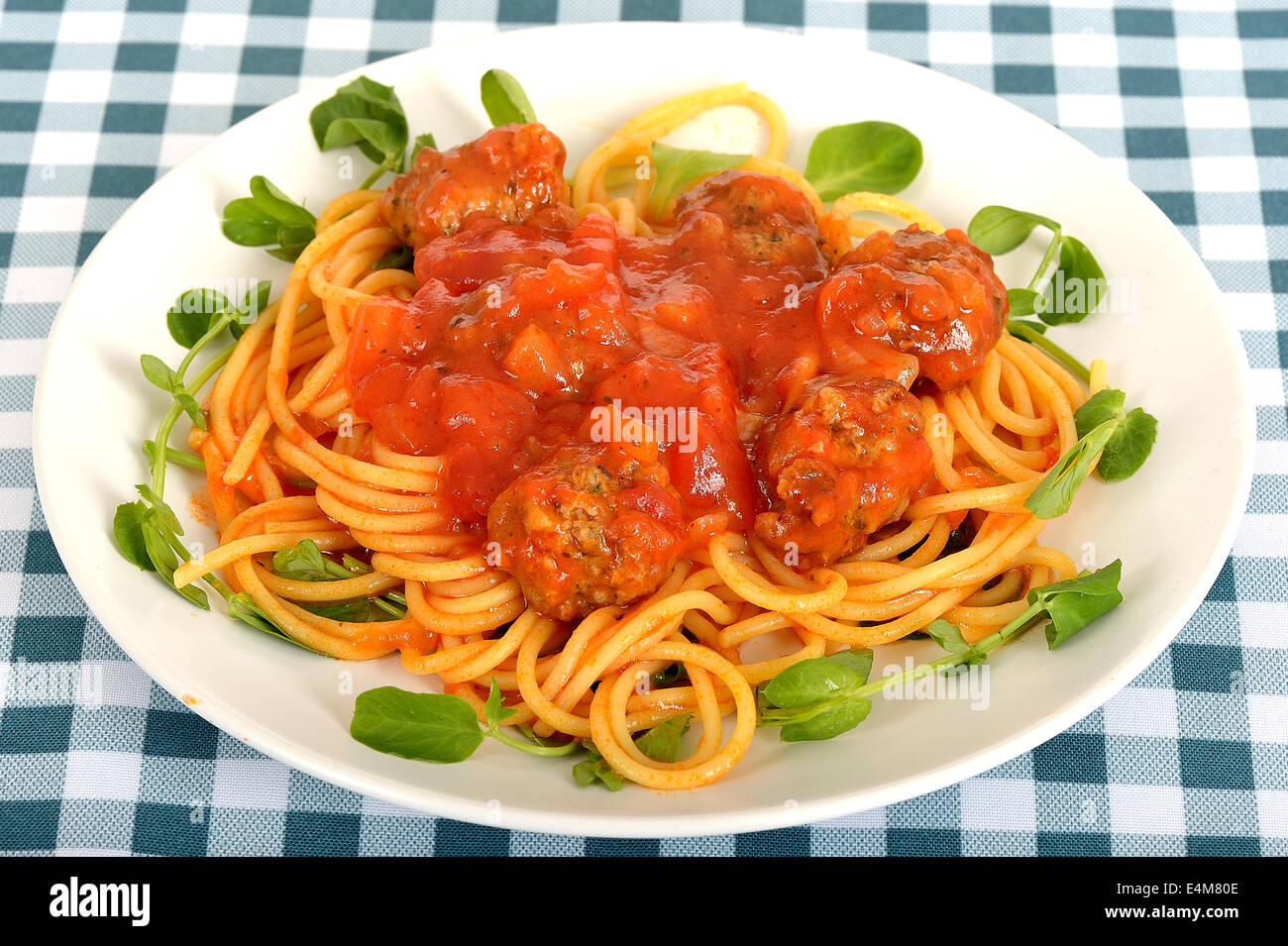 Style Italien authentique fraîchement cuit pâtes Spaghetti à la sauce tomate avec des boulettes de boeuf et de porc isolé sur un fond blanc avec aucun peuple Banque D'Images