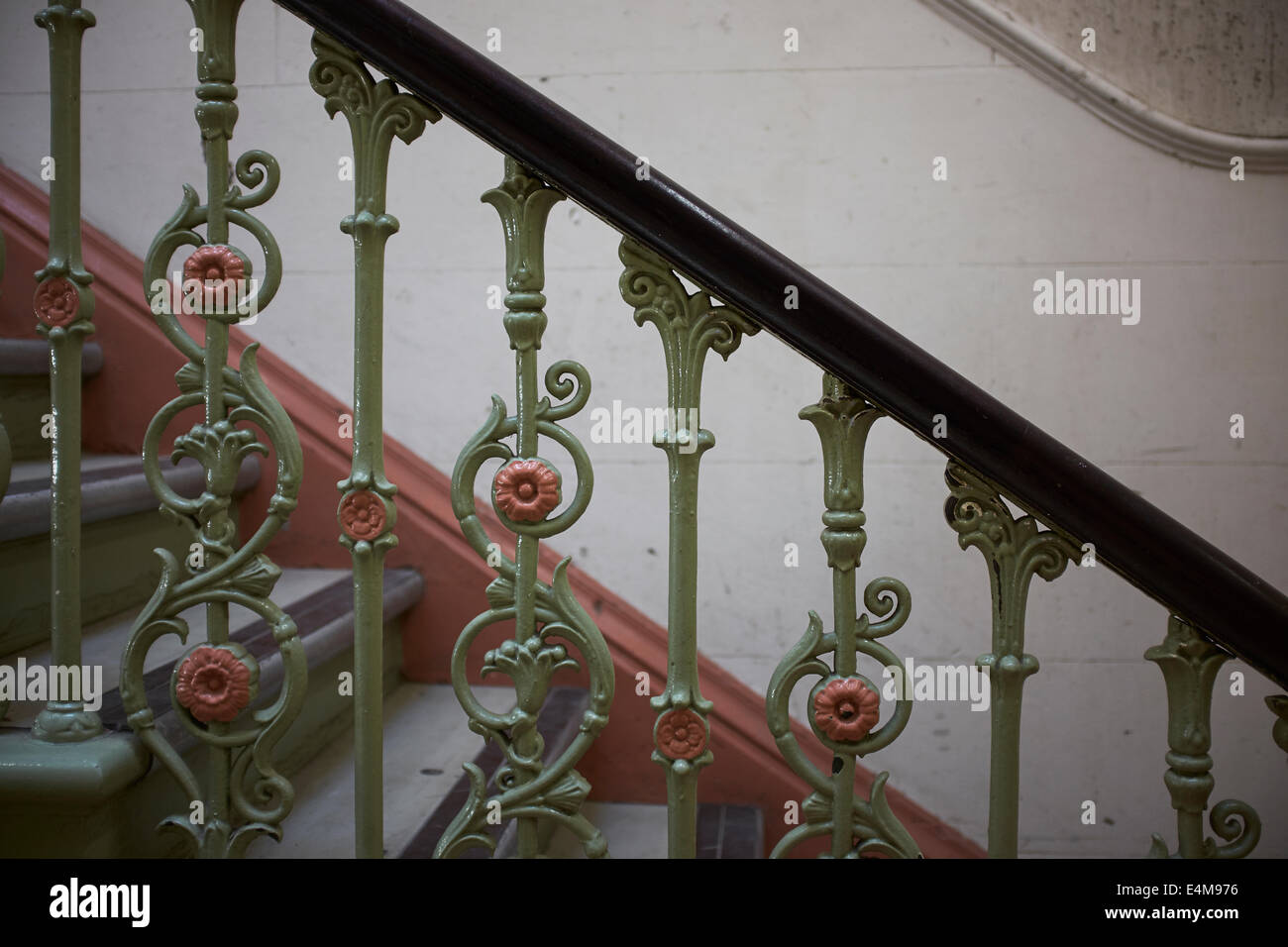 Close up detail de vieux métal broches d'escalier décoratif Banque D'Images
