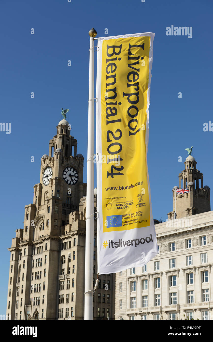 Des bannières pour la Liverpool Biennial 2014 en dehors du Liver Building dans le centre-ville de Liverpool Banque D'Images