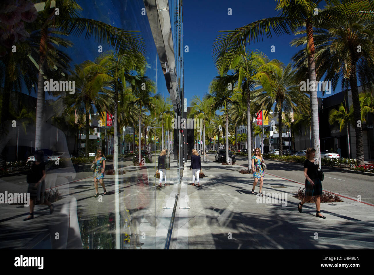 Reflet de Rodeo Drive, la rue commerçante de luxe à Beverly Hills, Los Angeles, Californie, USA Banque D'Images