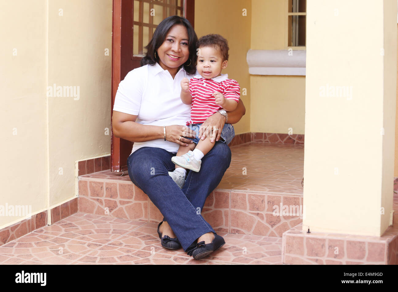 La mère et le fils à l'extérieur de leur nouvelle maison. Se concentrer sur le bébé. Banque D'Images