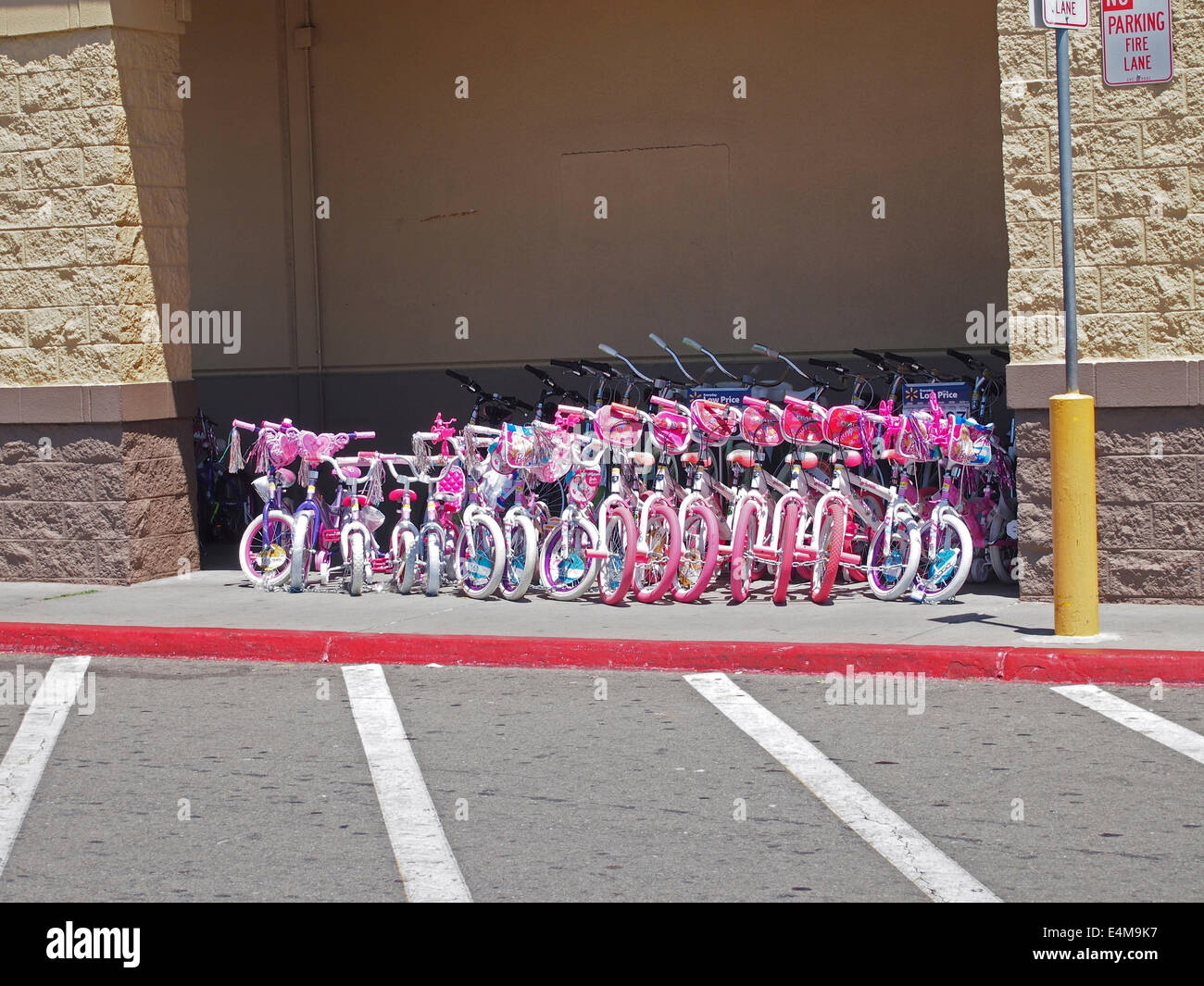 Bicyclettes vendues à magasin Walmart en Californie Banque D'Images