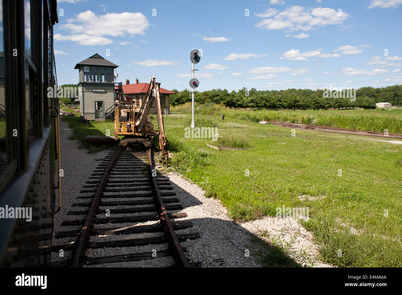 Photo d'un parement de train menant à l'entretien du matériel ferroviaire et des bâtiments des gares de triage. Banque D'Images