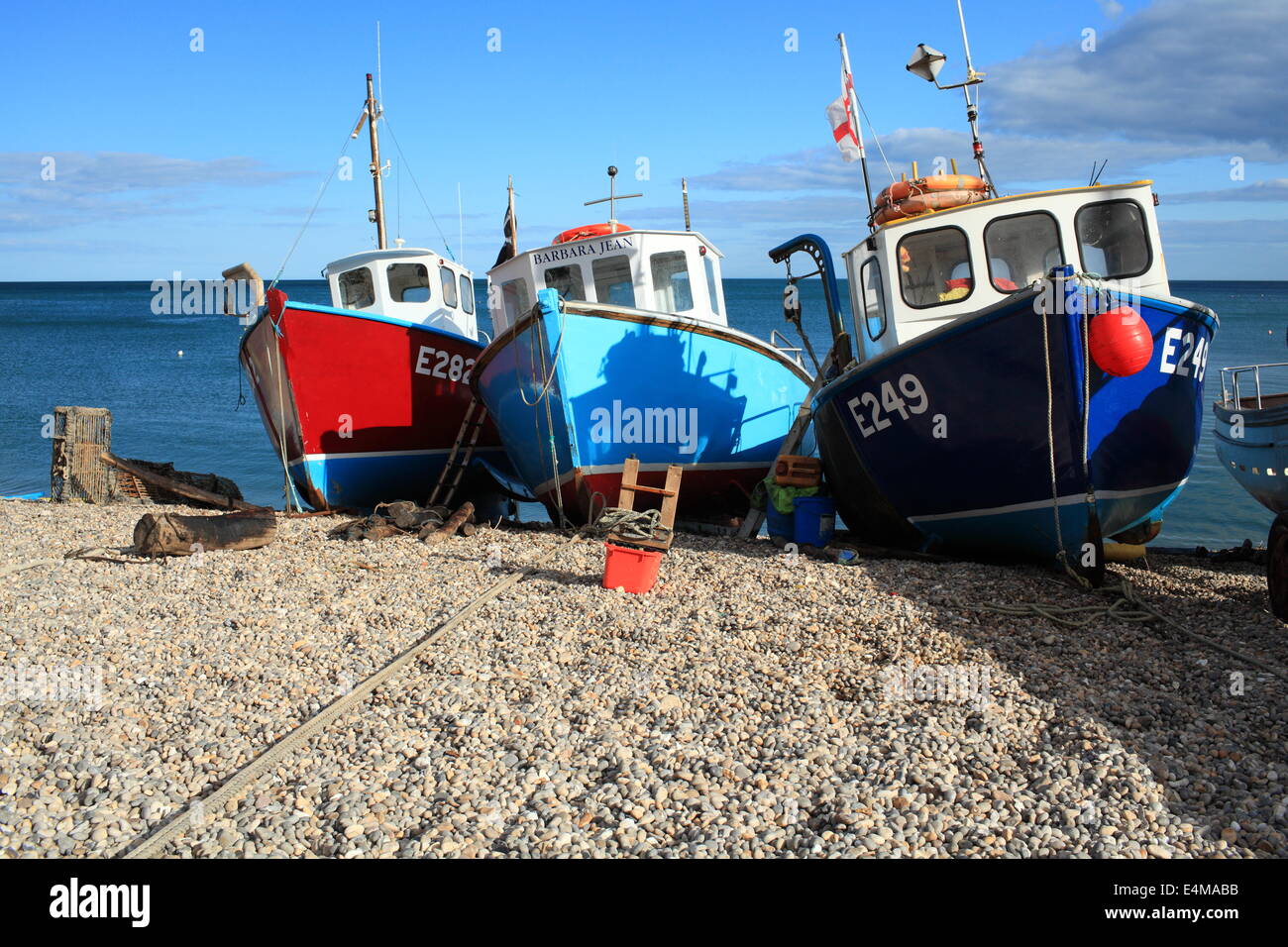 La bière, les bateaux de pêche en été, l'est du Devon, England, UK Banque D'Images