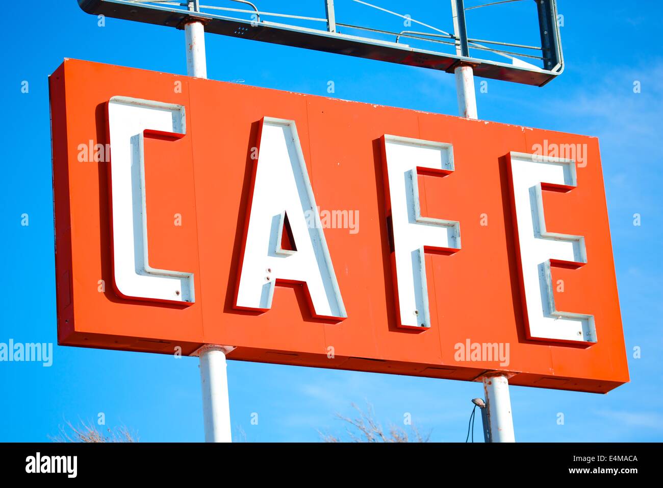 Route et cafe signes en Adrian, Texas, le point médian de la route US 66. Banque D'Images