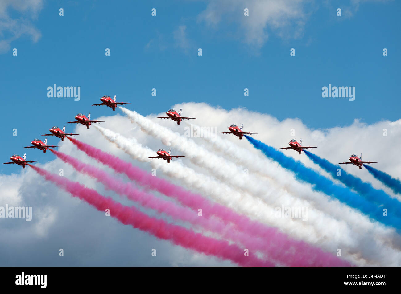 Farnborough, Hampshire, Royaume-Uni. 14 juillet, 2014. Les flèches rouges effectuer pendant la Farnborough International Airshow's Journée des médias, le lundi 14 juillet 2014 : Crédit Heloise/Alamy Live News Banque D'Images