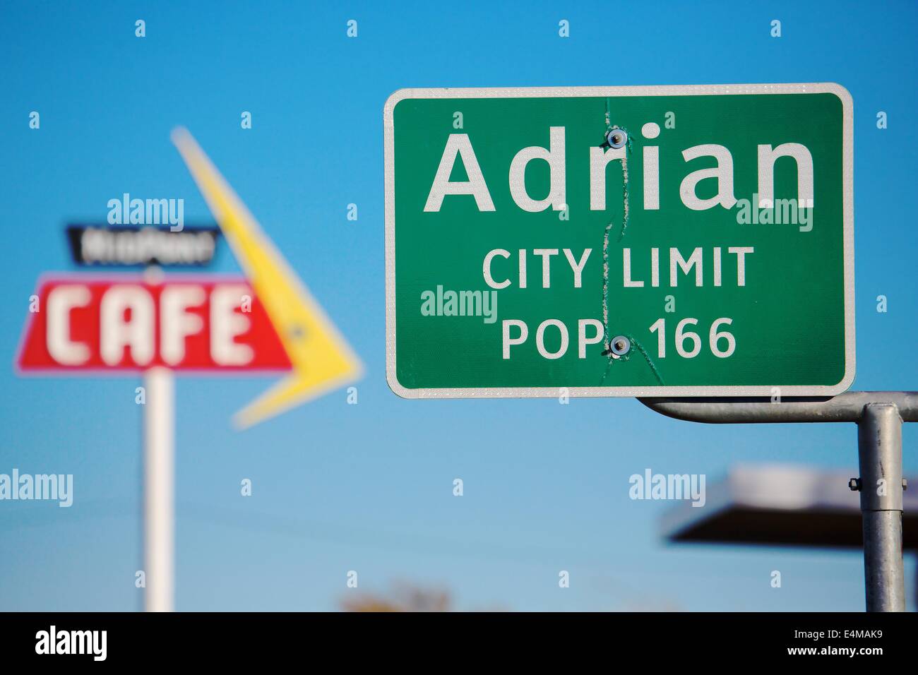 Route et cafe signes en Adrian, Texas, le point médian de la route US 66. Banque D'Images