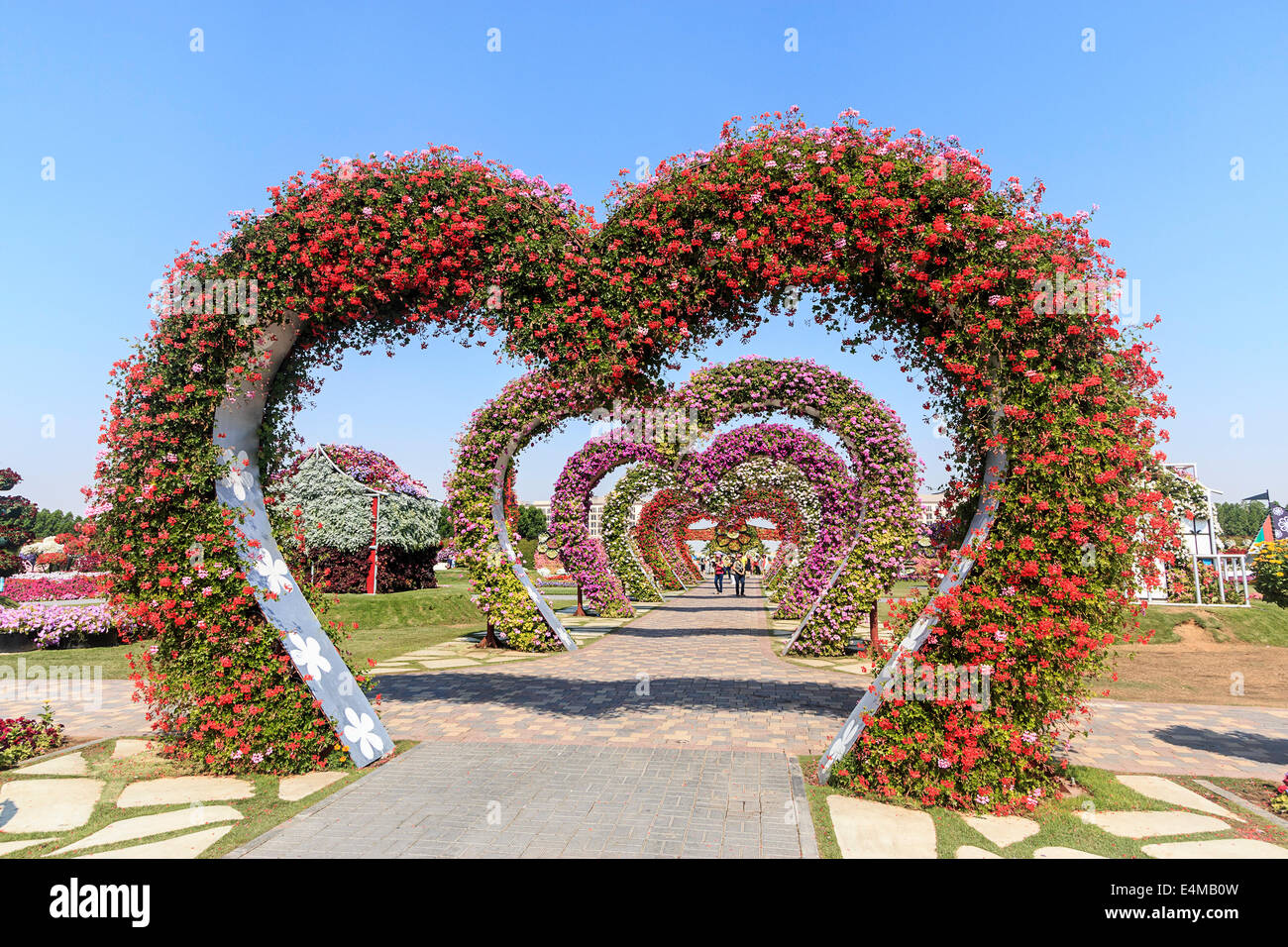 Arches en forme de coeur recouvert de fleurs à Dubai's Miracle jardin, plus grand jardin de fleurs naturelles dans le monde Banque D'Images