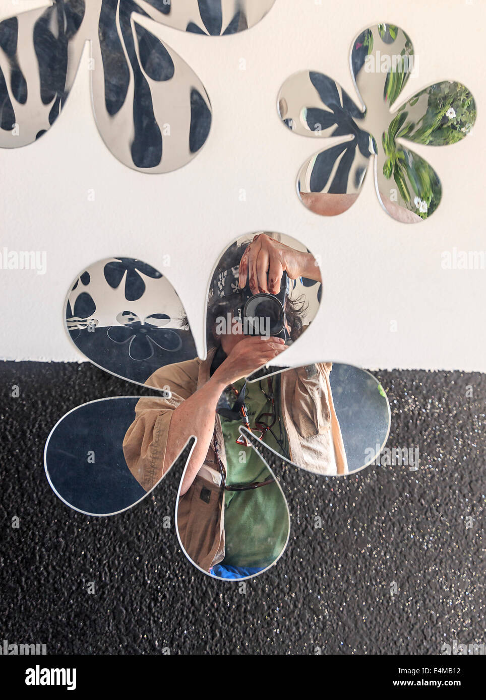 Photos des visiteurs en elle-même le reflet 'fleurs' dans un tunnel à la Dubai's Miracle Garden Banque D'Images