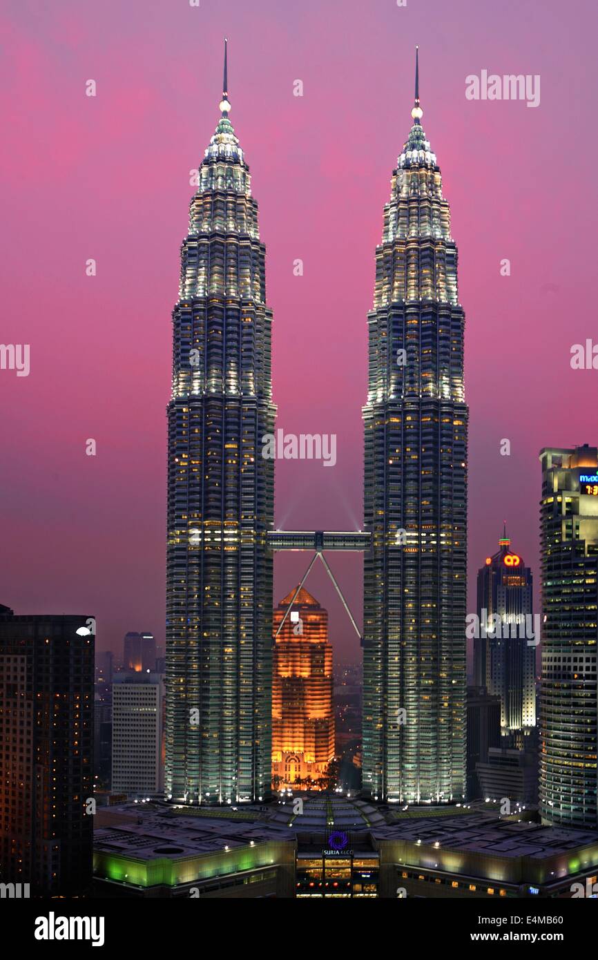 Les Tours Petronas au crépuscule, Kuala Lumpur, Malaisie Banque D'Images