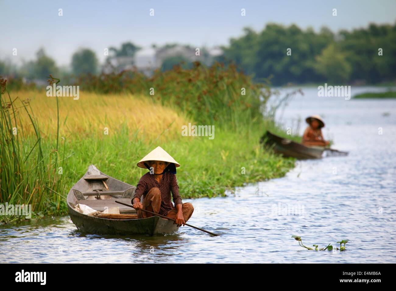 Un bateau d'aviron de femme au Vietnam Banque D'Images