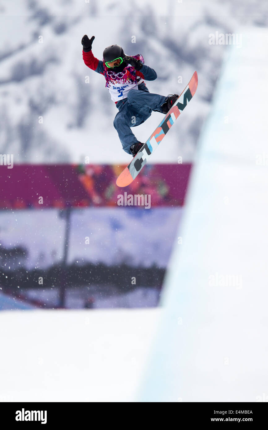 Sergey Tarasov (RUS) en compétition en snowboard halfpipe aux Jeux Olympiques d'hiver de Sotchi en 2014, Banque D'Images