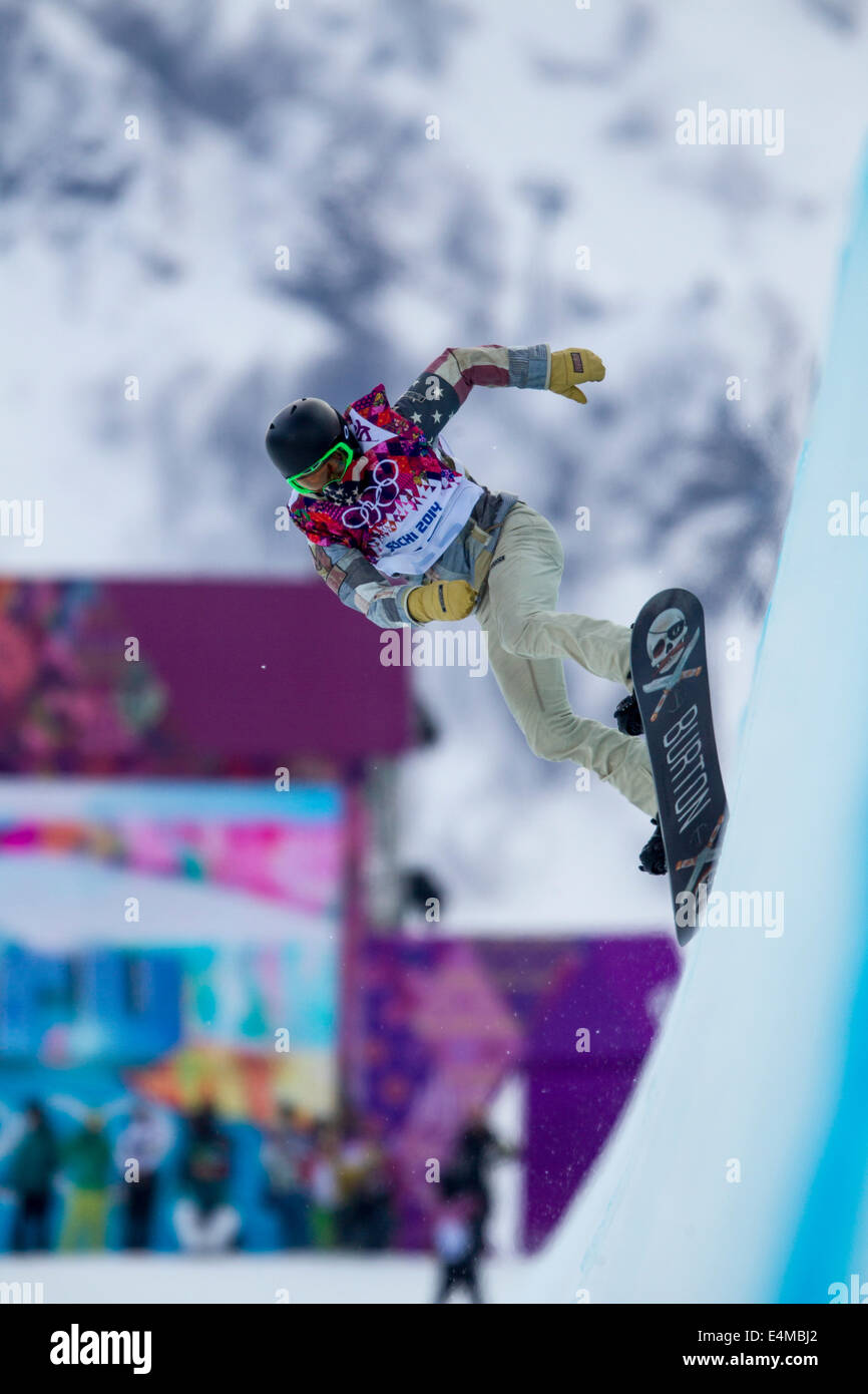 Shaun White (USA) qui se font concurrence sur Men's snowboard halfpipe aux Jeux Olympiques d'hiver de Sotchi en 2014, Banque D'Images