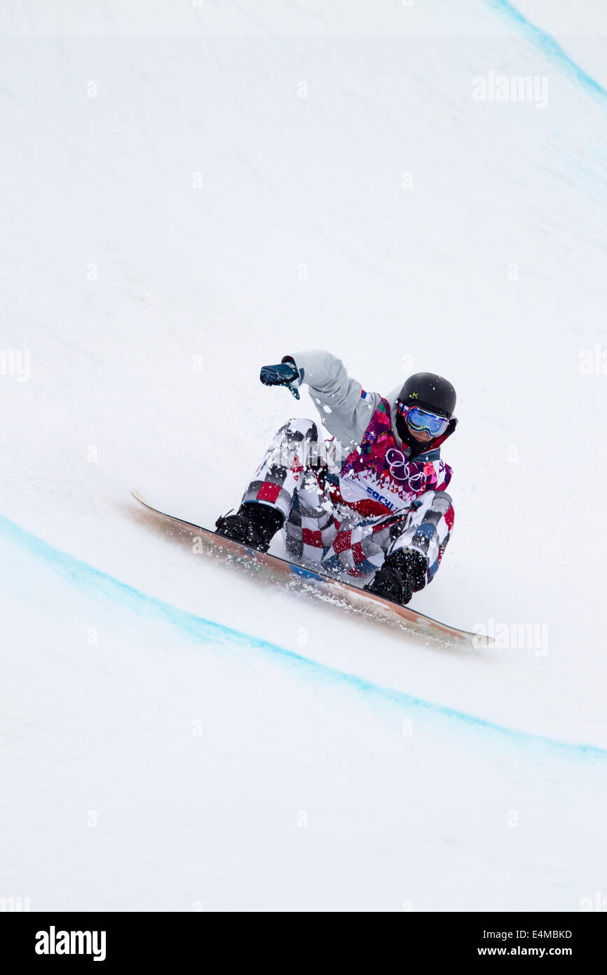 Nikita Avtaneev (RUS) en compétition en snowboard halfpipe aux Jeux Olympiques d'hiver de Sotchi en 2014, Banque D'Images