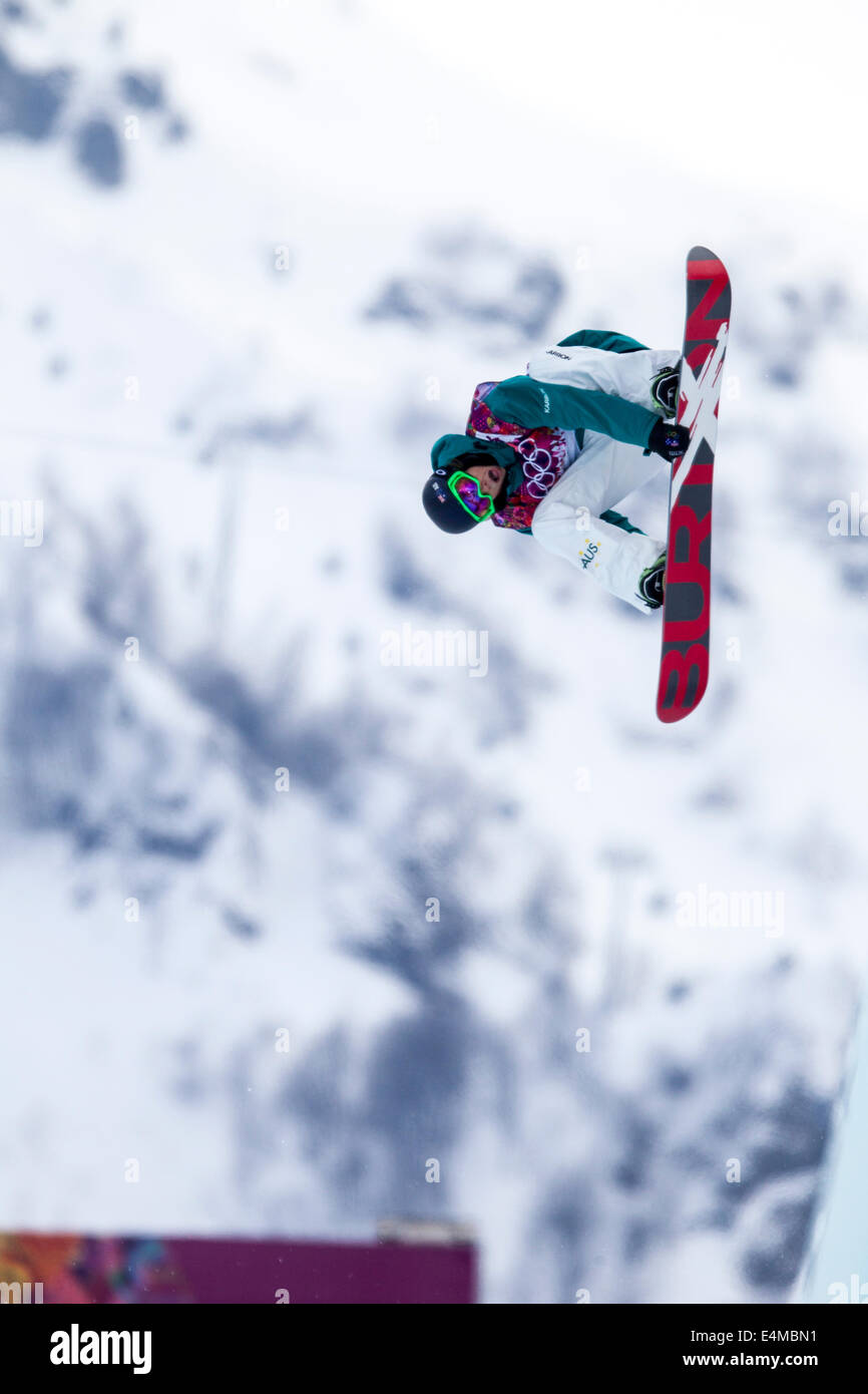 Scotty James (AUS) qui se font concurrence sur Men's snowboard halfpipe aux Jeux Olympiques d'hiver de Sotchi en 2014, Banque D'Images