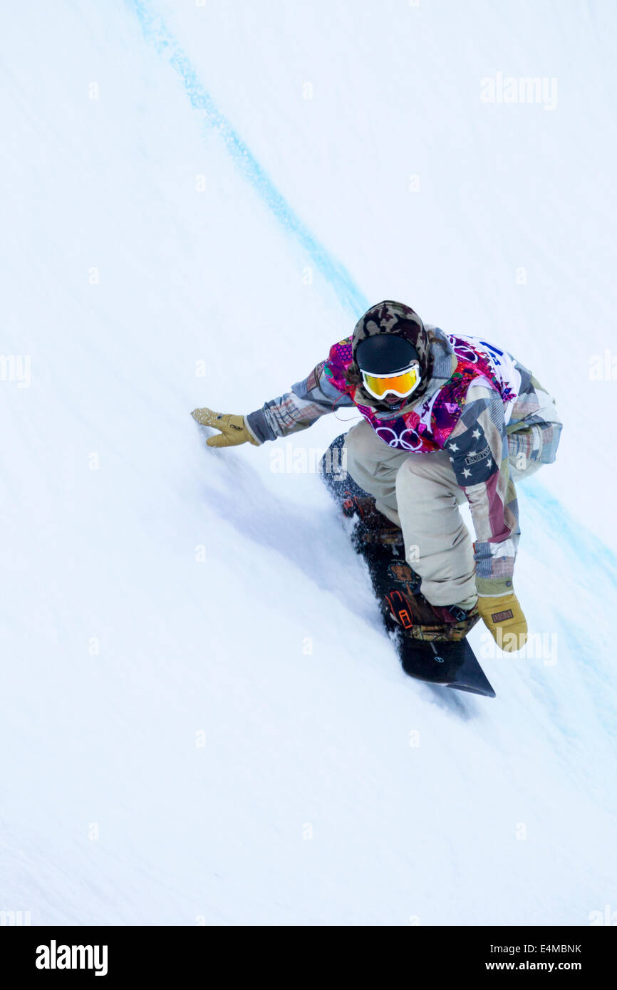 Danny Davis (USA) qui se font concurrence sur Men's snowboard halfpipe aux Jeux Olympiques d'hiver de Sotchi en 2014, Banque D'Images