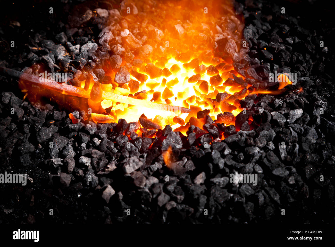 Image conceptuelle d'un fer chaud dans des charbons Banque D'Images