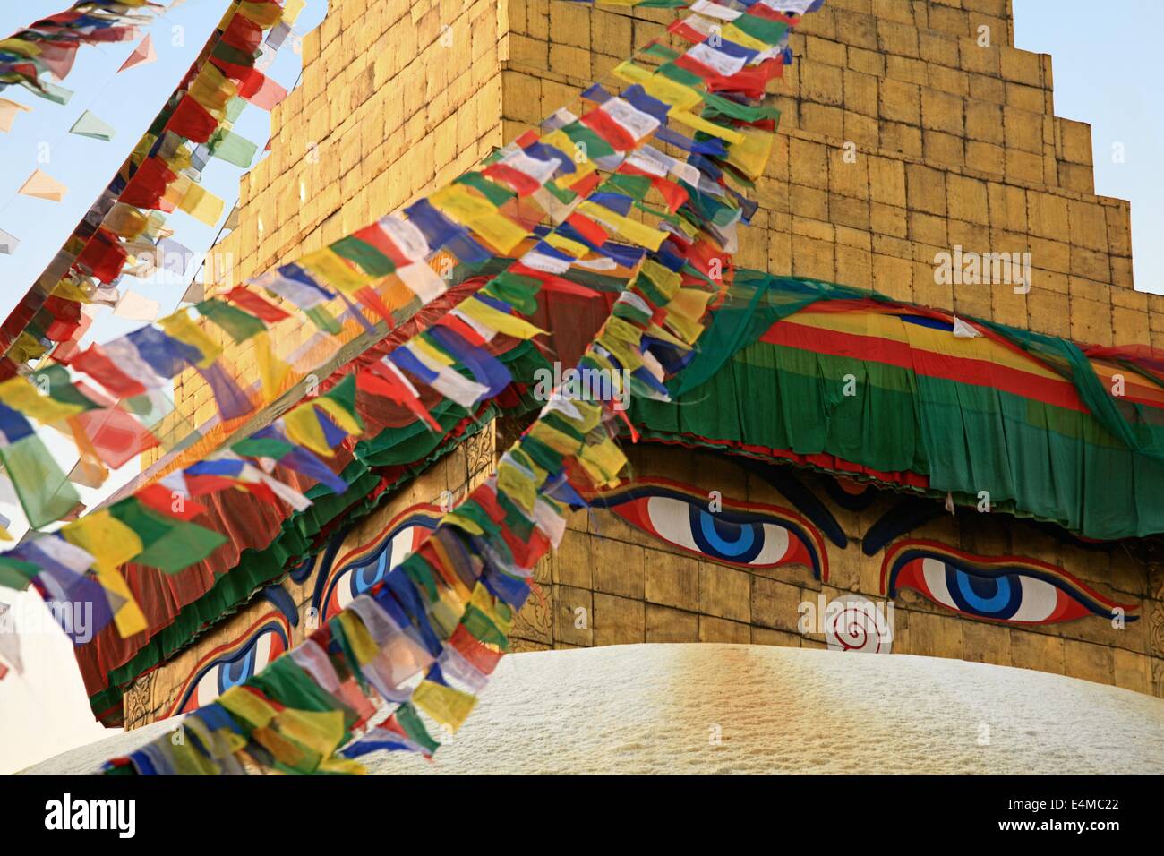Les drapeaux de prières bouddhistes tibétaines à l'extérieur d'un temple au Népal Banque D'Images Les drapeaux de prières bouddhistes tibétaines à l'extérieur d'un temple au Népal Banque D'Images