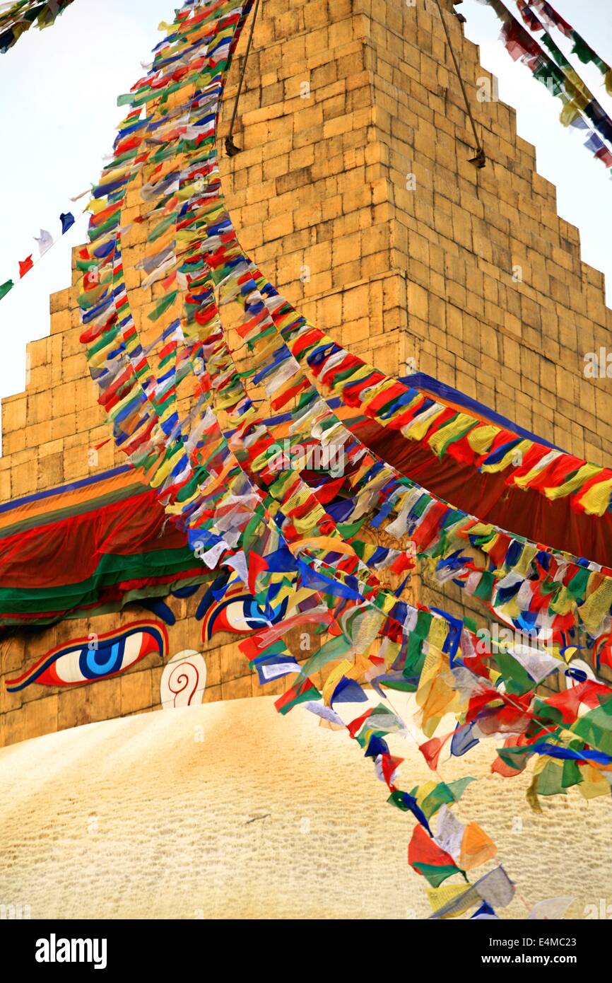 Les drapeaux de prières bouddhistes tibétaines à l'extérieur d'un temple au Népal Banque D'Images Les drapeaux de prières bouddhistes tibétaines à l'extérieur d'un temple au Népal Banque D'Images