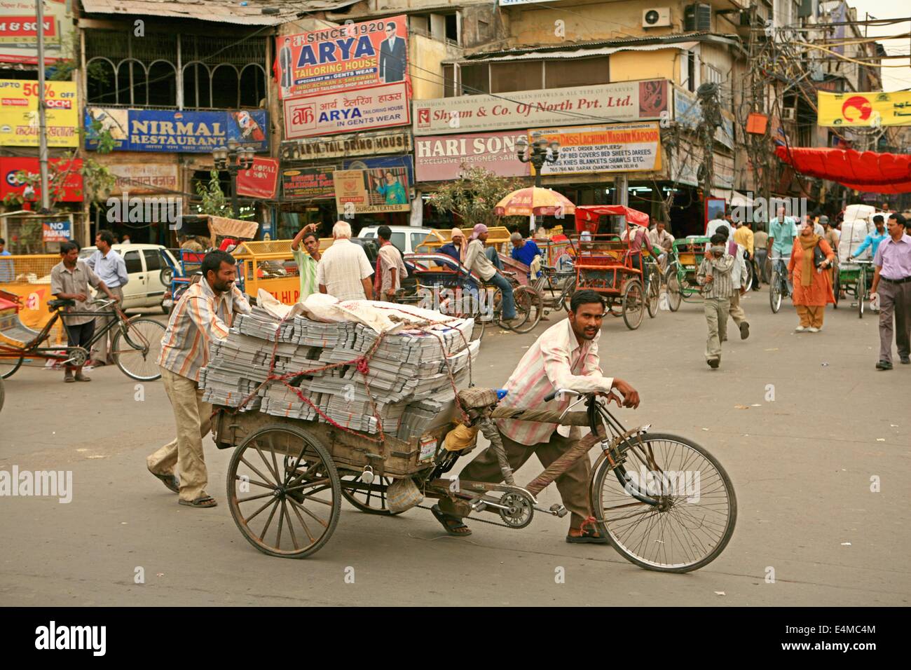 Hommes poussent un chariot à Delhi, Inde Banque D'Images