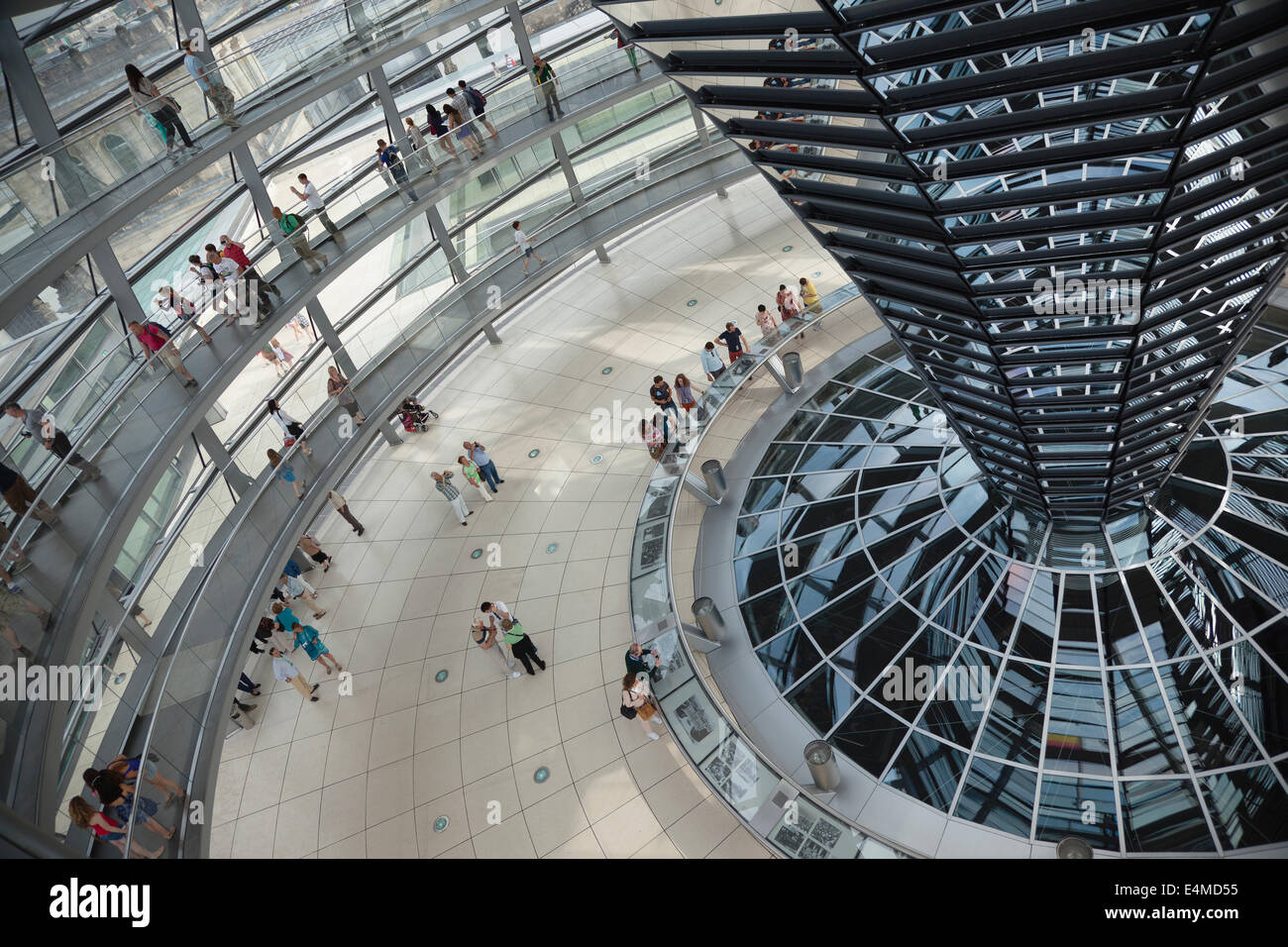 Allemagne, Berlin, Mitte, Reichstag avec dôme en verre conçue par Norman Foster. Banque D'Images