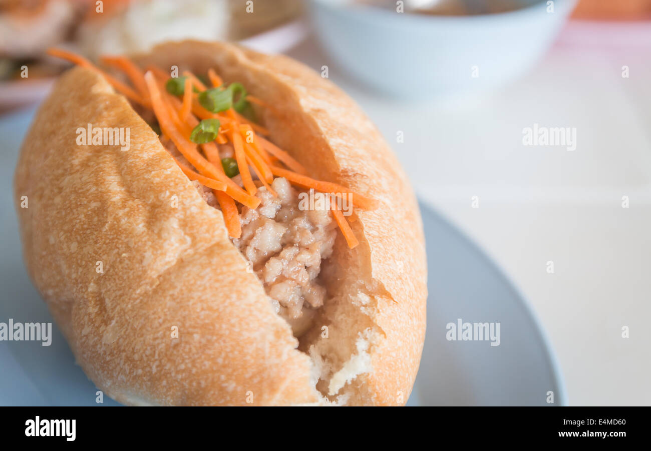 Porc pain sur la plaque bleue, un style vietnamien de la nourriture. Banque D'Images