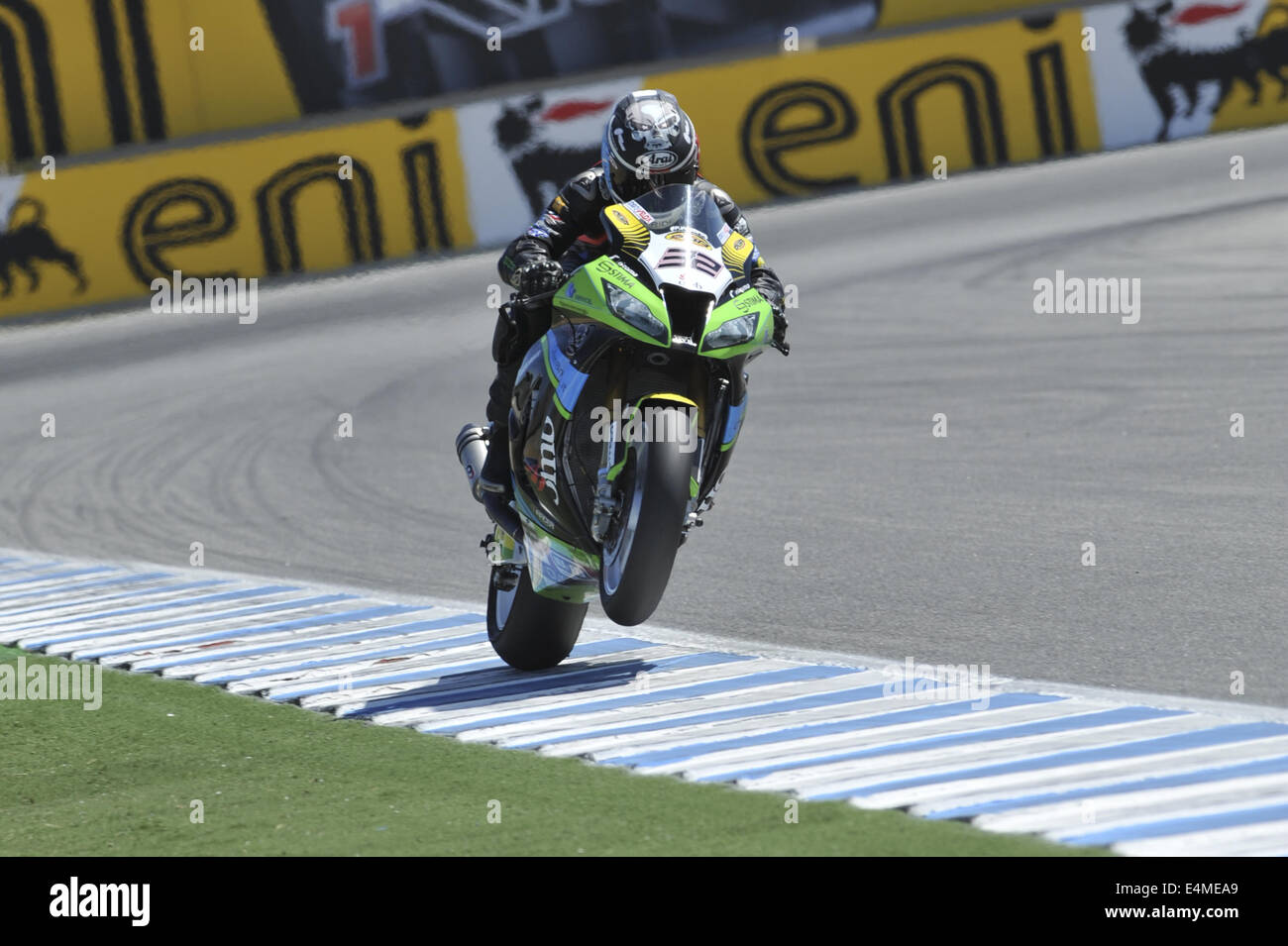 Monterey, Californie, USA. Le 13 juillet, 2014. Grilleini Kawasaki team rider Sheridan Morais de RSA (# 32) participe à la Race 1 lors de la ronde 9 du Championnat du Monde FIM Superbike tour à Laguna Seca où Marco Milandri (# 33) gagne. © Scott Beley/ZUMA/ZUMAPRESS.com/Alamy fil Live News Banque D'Images