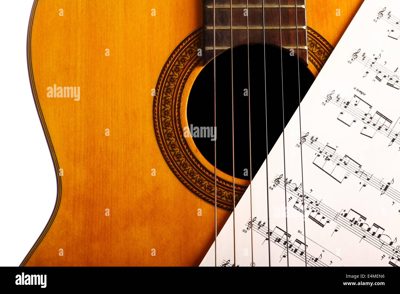 Une guitare classique et une feuille de musique Photo Stock - Alamy