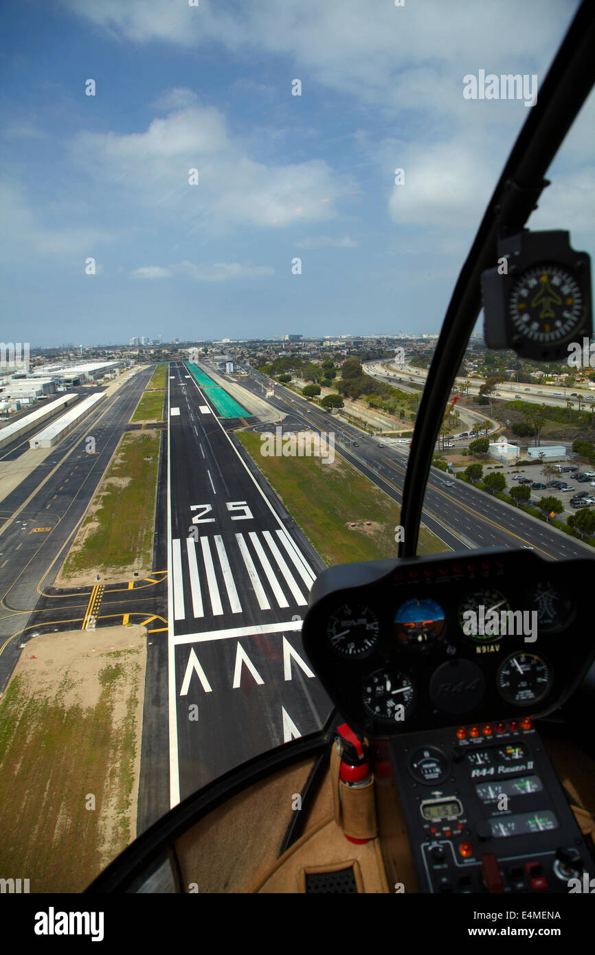 Entrée en hélicoptère atterrir à l'Aéroport Municipal de Hawthorne, Hawthorne, près de LAX, Los Angeles, Californie, USA - vue aérienne Banque D'Images