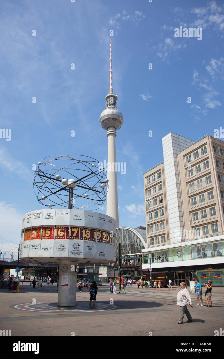 Allemagne, Berlin, Mitte, Alexanderplatz, l'horloge mondiale avec tour de télévision Fernsehturm derrière. Banque D'Images