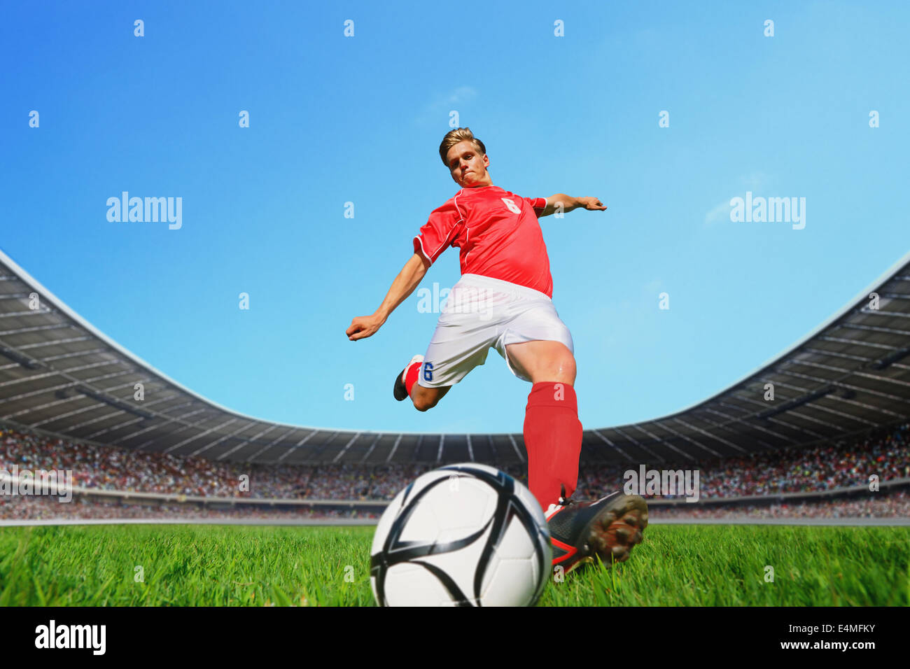 Soccer Player Kicking the ball Banque D'Images