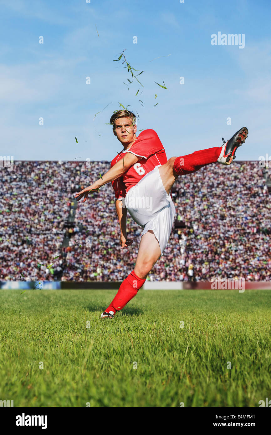 Soccer Player Kicking Banque D'Images