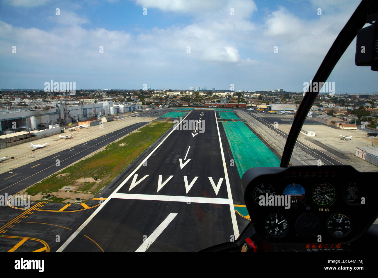 Entrée en hélicoptère atterrir à l'Aéroport Municipal de Hawthorne, Hawthorne, près de LAX, Los Angeles, Californie, USA - vue aérienne Banque D'Images