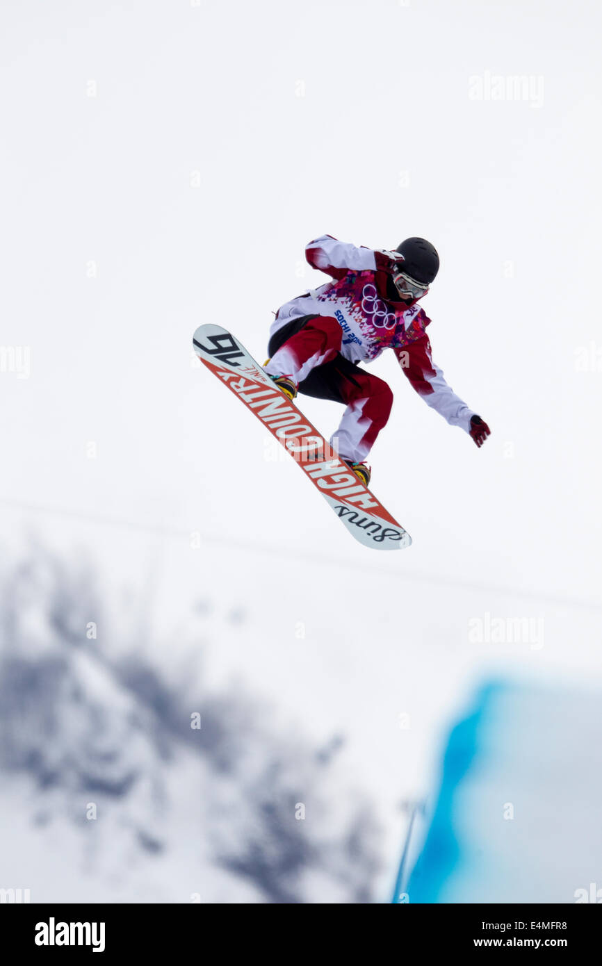 Derek Livingston (CAN) qui se font concurrence sur Men's snowboard halfpipe aux Jeux Olympiques d'hiver de Sotchi en 2014, Banque D'Images