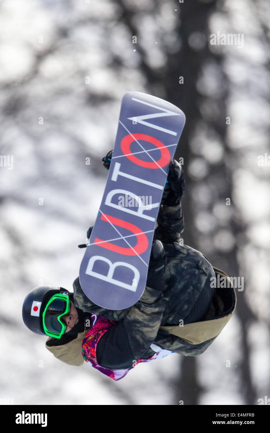 Taku Hiraoka (JPN) en compétition en snowboard halfpipe aux Jeux Olympiques d'hiver de Sotchi en 2014, Banque D'Images
