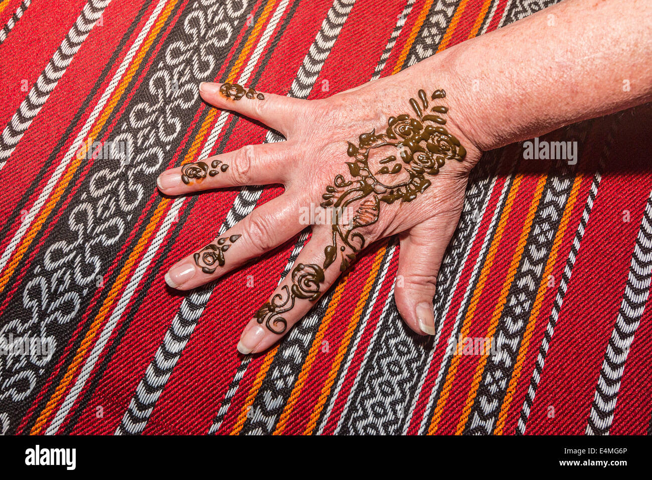 Teinture au henné fraîchement appliqués appliqués lors de safari dans le désert à l'extérieur de DUBAÏ, ÉMIRATS ARABES UNIS. Le henné est laissé à sécher, puis tombe, laissant Banque D'Images