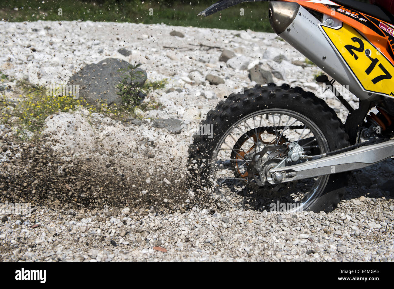 Tourner la roue Enduro Bike sur lit pierreux Banque D'Images