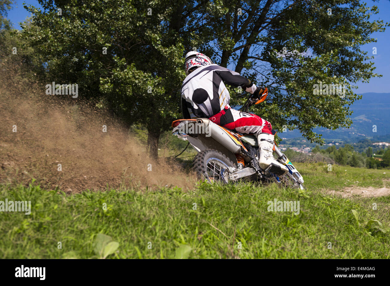 Jeune homme Équitation Vélo Motocross en campagne italienne Banque D'Images