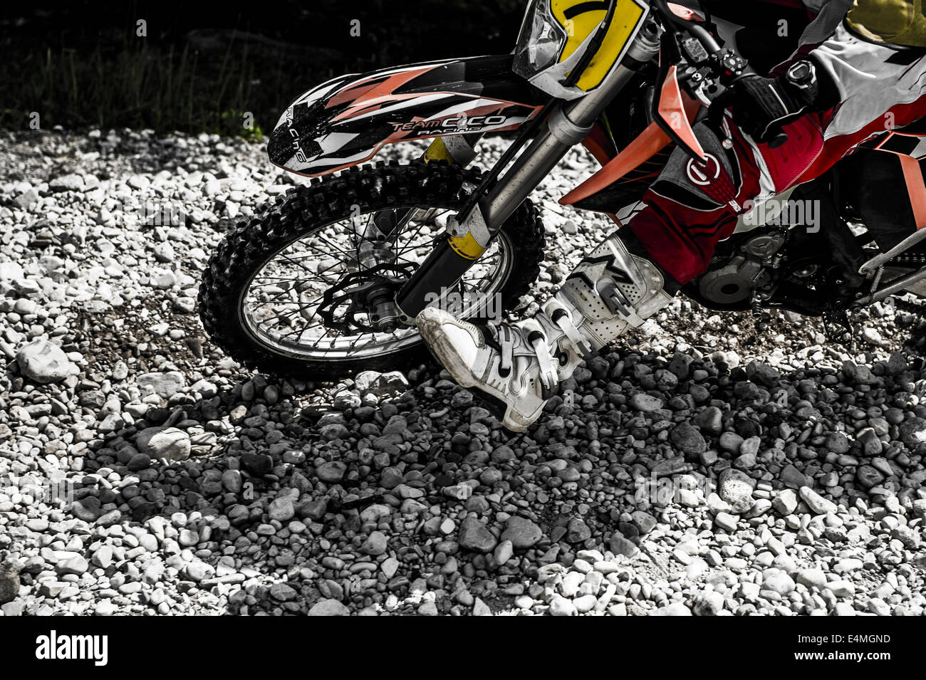 Jeune homme Équitation Vélo Motocross en campagne italienne Banque D'Images