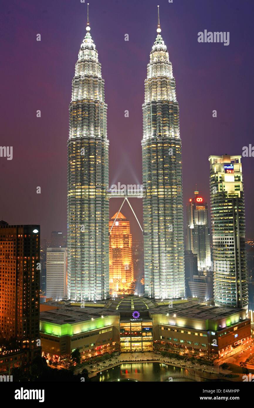 Les Tours Petronas au crépuscule, Kuala Lumpur, Malaisie Banque D'Images