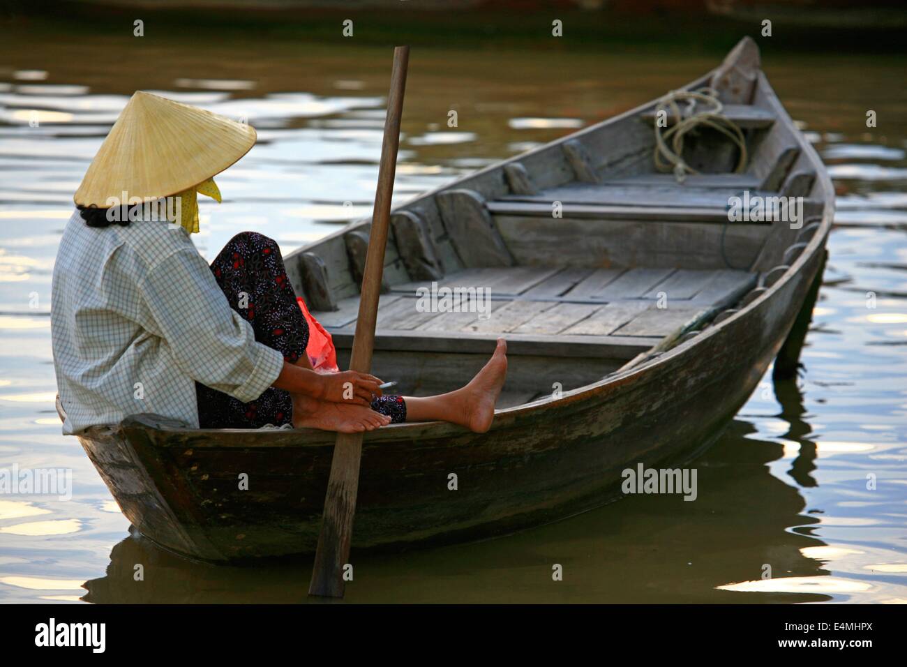 Un bateau d'aviron de femme au Vietnam Banque D'Images
