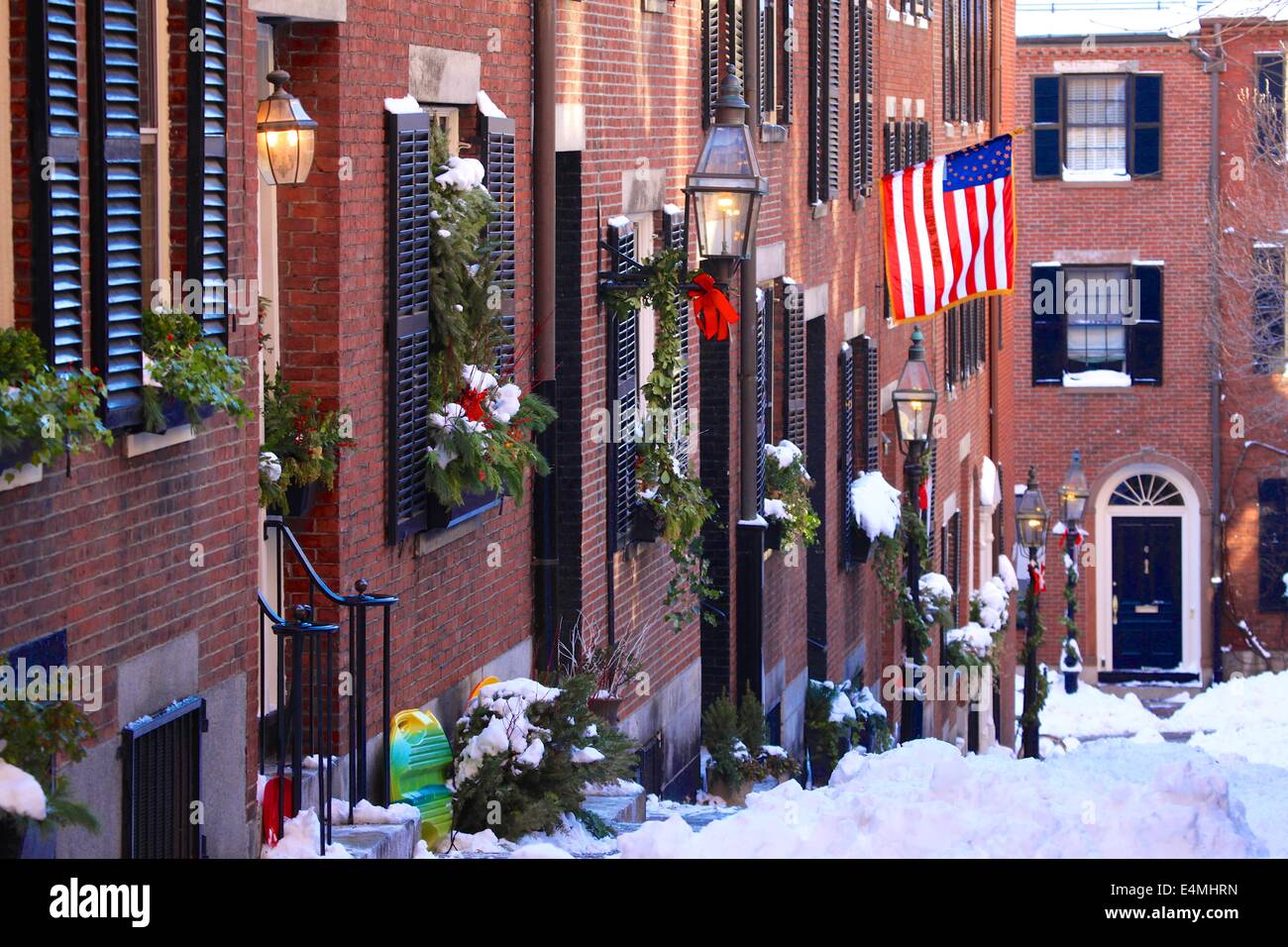 Belle, Rue Acorn dans l'historique quartier Beacon Hill de Boston, Massachusetts en hiver avec la neige. Banque D'Images